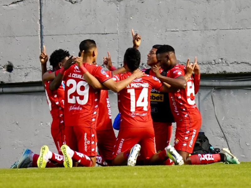 El Nacional aprovecha expulsiones y supera con claridad a Emelec en el cierre de la fecha 14