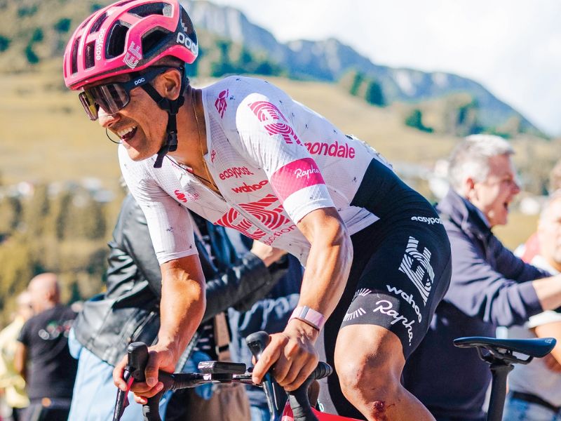 Carapaz se enciende en la montaña, escala al podio y acecha el liderato del Giro de Italia