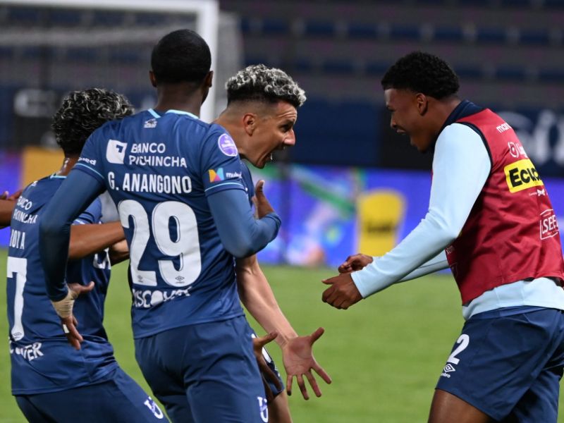 Católica rescata un punto con dos hombres menos ante Emelec