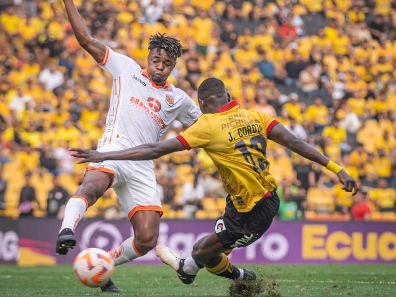 Barcelona y Libertad empatan 3-3 en un partido lleno de emociones en el Monumental