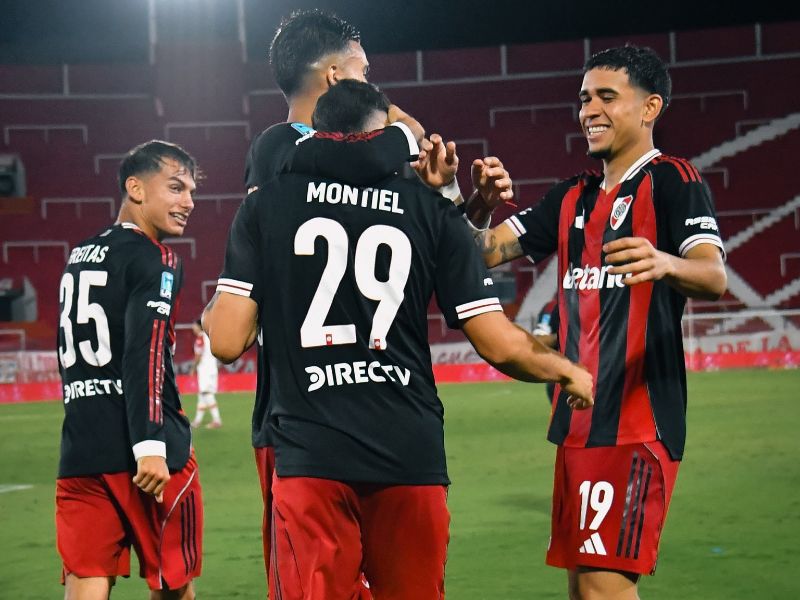River Plate venció a Huracán en un duelo con protagonismo ecuatoriano