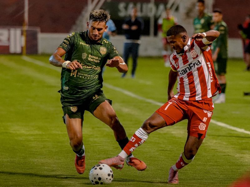 Técnico Universitario venció 2-1 a Libertad FC en el Bellavista