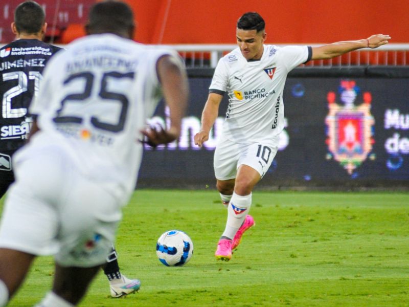 Liga de Quito vence a Técnico Universitario con un doblete de Alexander Alavarado.