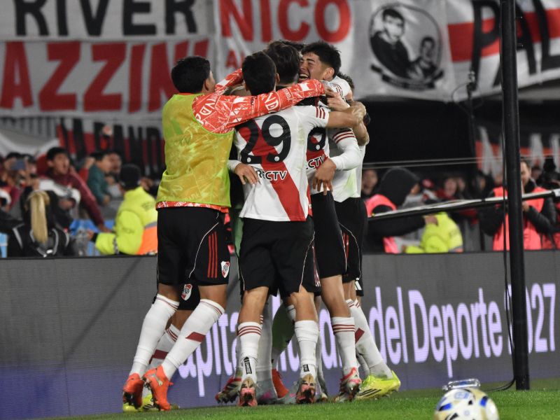 River Plate sufrió ante San Lorenzo y clasificó por penales pese al fallo de Kendry Páez