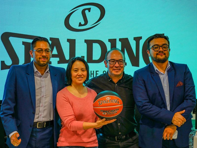 Quito se prepara para vibrar con el Intercolegial de Exalumnos y su nuevo balón oficial