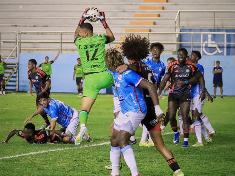 Mucha lucha y pocas emociones: Manta y Emelec igualaron 0-0