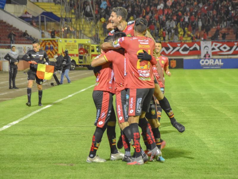 Deportivo Cuenca logra una victoria contundente de 4-0 sobre Delfín