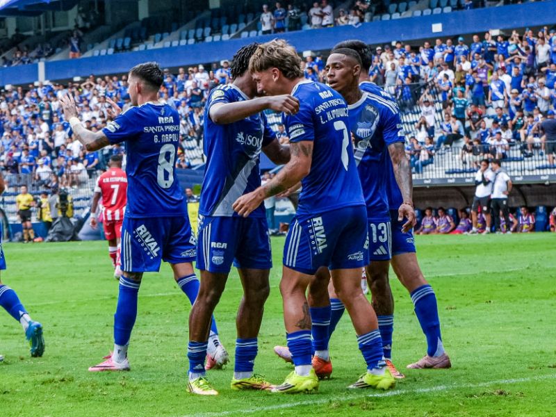 Emelec se impone 2-1 al Rodillo Rojo y sale de la zona de peligro
