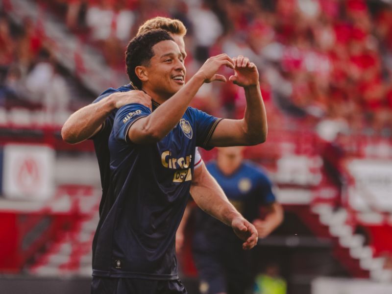 Magia tricolor en Bélgica: Doblete y exhibición de Anthony Valencia para liderar la goleada del Royal Antwerp