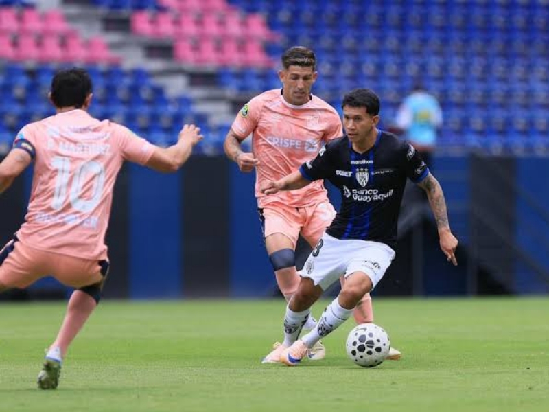 Universidad Católica frena la racha histórica de Independiente del Valle en un vibrante empate 2-2