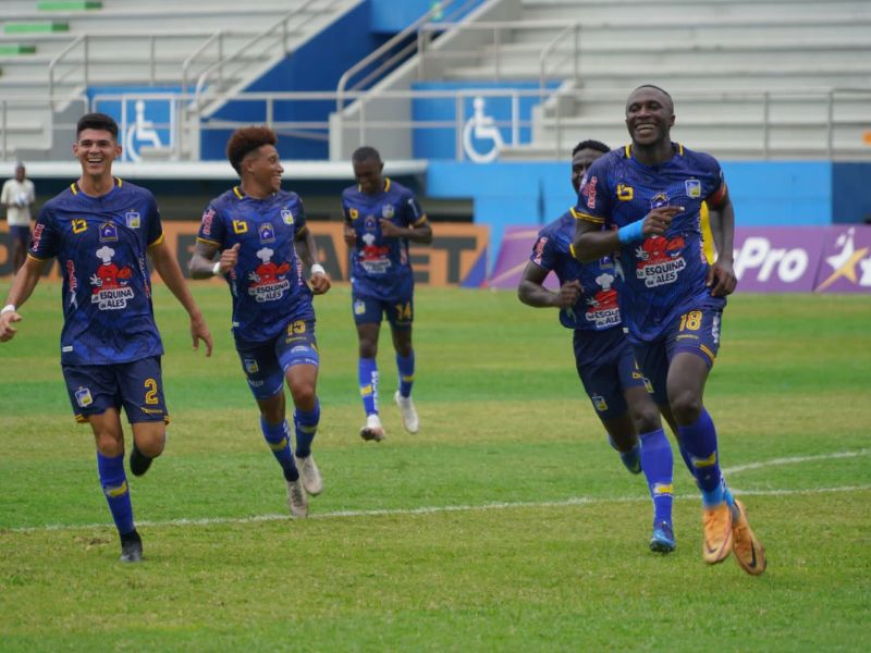 Delfín vence a Aucas y el DT visitante es expulsado por agresión en un partido lleno de emociones