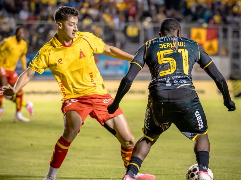 Un penal agónico de Jhonny Quiñónez ahoga la fiesta de Aucas ante Barcelona SC