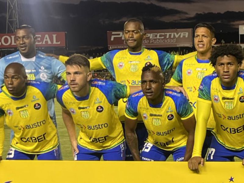 Gualaceo se impone a Guayaquil City con un doblete de Vinicio Angulo