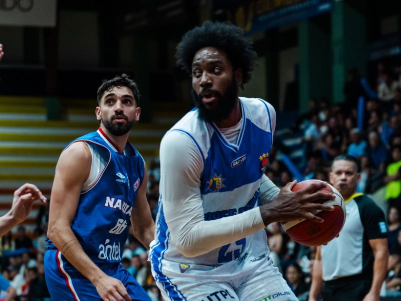 Jorge Guzmán vence a Corinthians y sella su boleto a cuartos de la Liga Sudamericana de Baloncesto