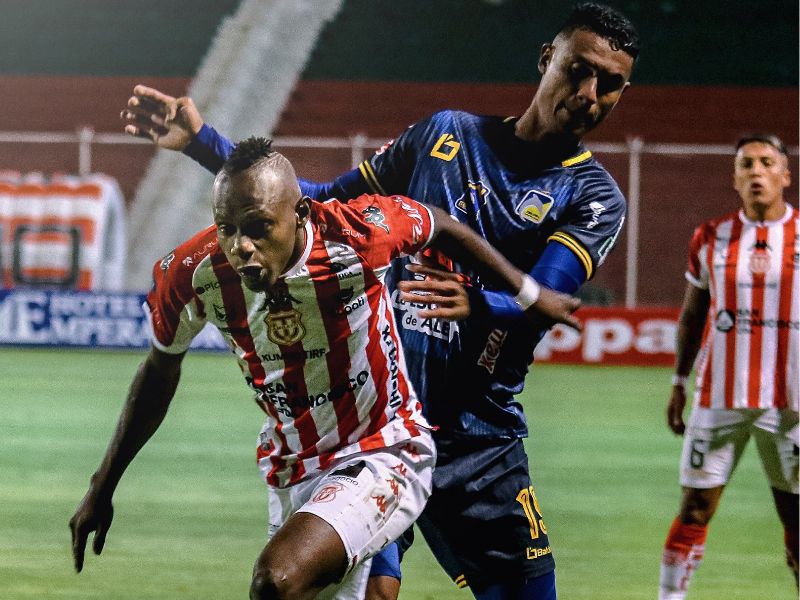 Técnico Universitario se impone ante Delfín con un marcador de 3-0