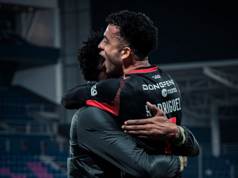 Católica rescata un agónico 2-2 ante Liga de Quito en el suspiro final