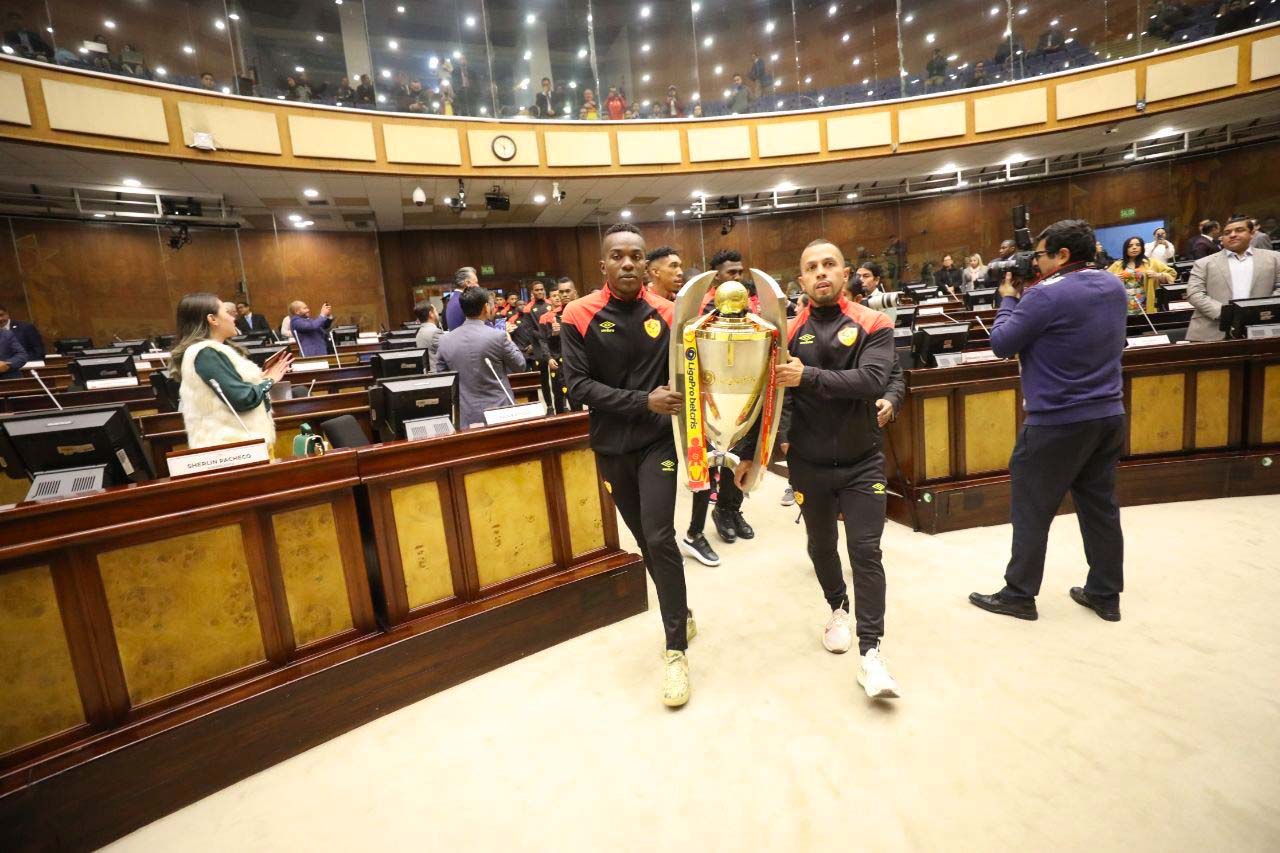 Aucas campeón de la LigaPro 2022 recibe reconocimiento de parte de la Asamblea Nacional