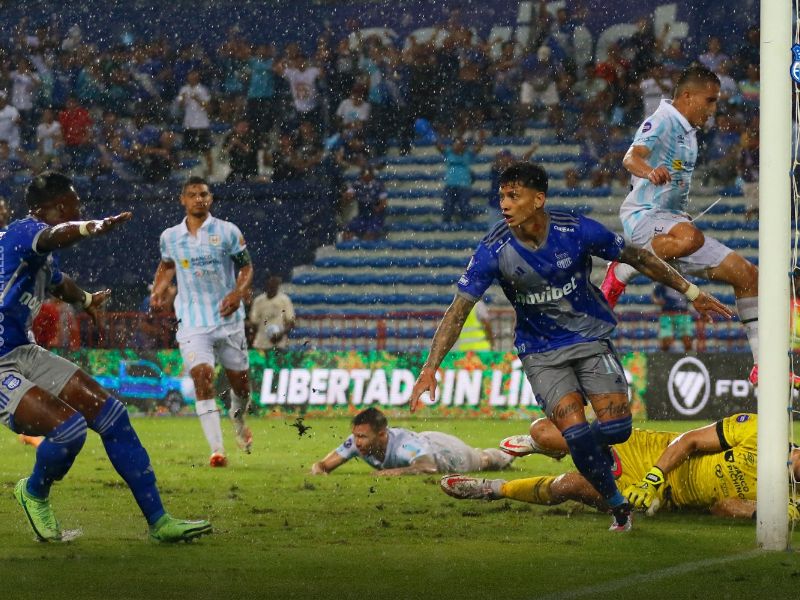Emelec se lleva los 3 puntos en casa tras vencer 2-1 a Universidad Católica