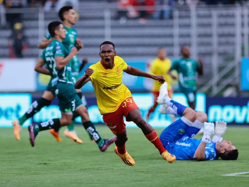 Aucas demuestra su poderío al vencer 4-0 a Mushuc Runa en la Liga Pro