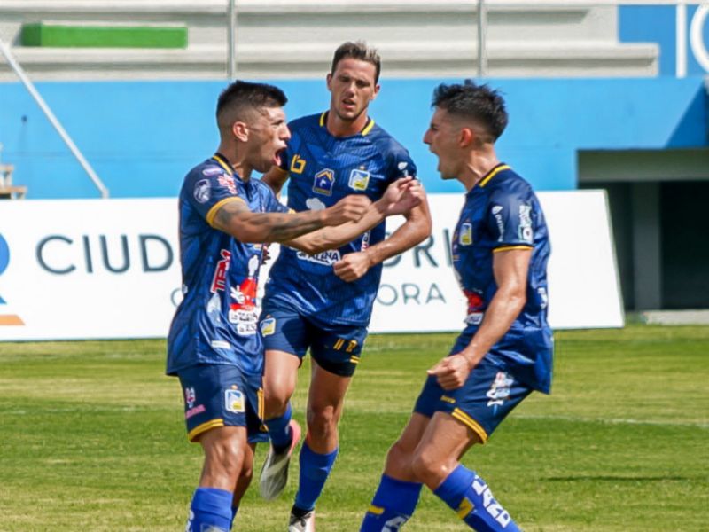 Delfin vuelve a la victoria y derrota a Libertad FC por 3 goles a 2 en Manta