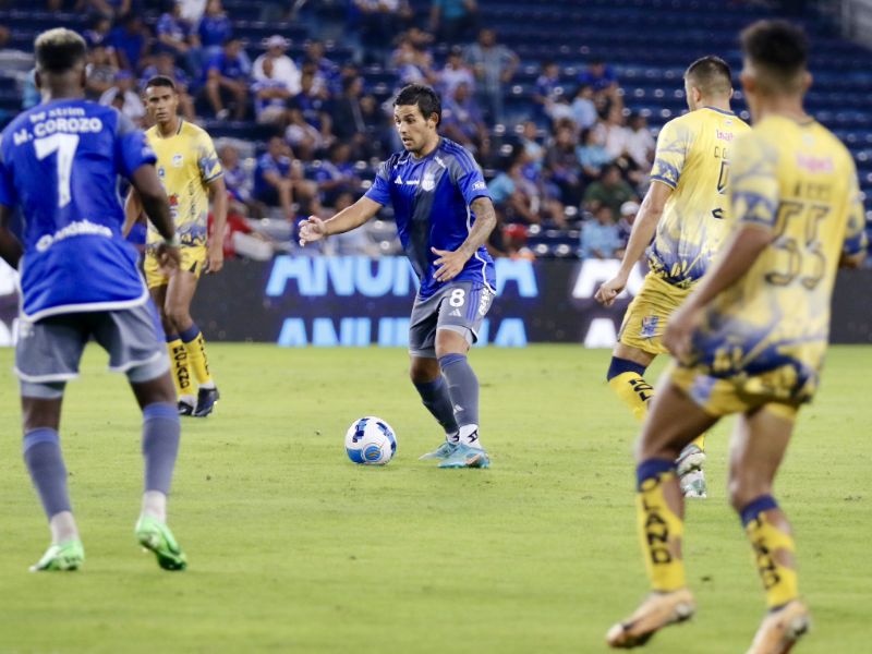 Emelec se impone a Delfín con un marcador de 2-0 y sigue invicto en la Liga Pro