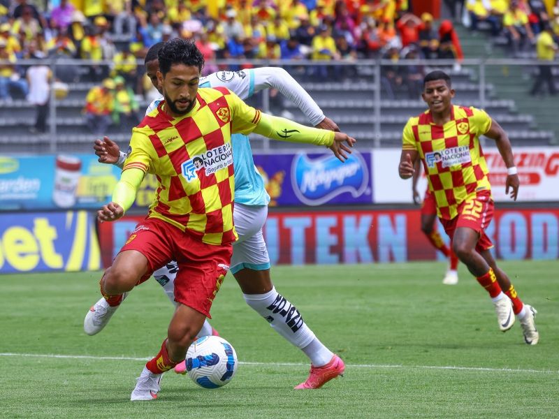 Aucas arrasa con un 3-0 sobre Cumbayá y se consolida como líder