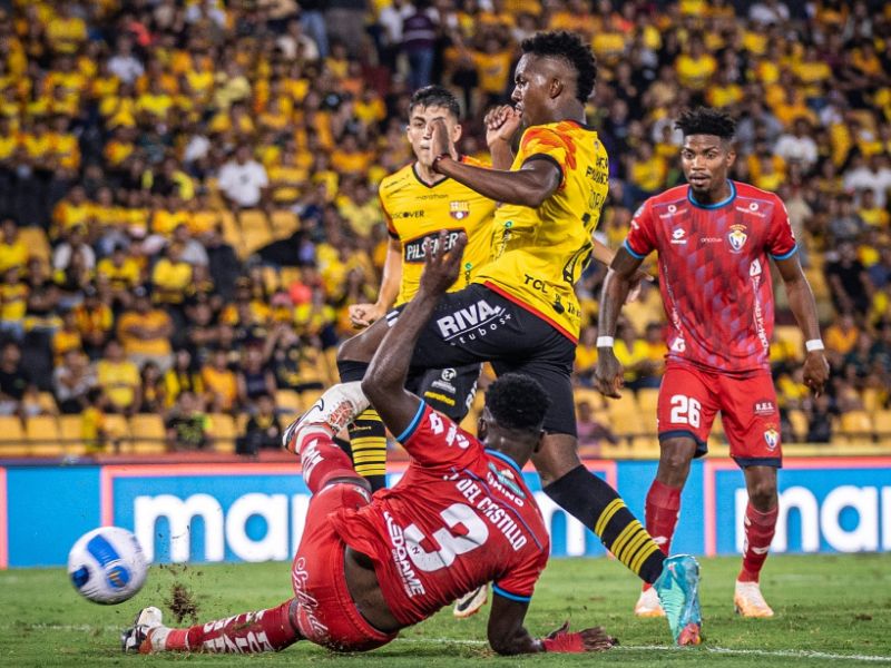 Djorkaeff Reasco da la victoria a Barcelona sobre El Nacional en un duelo reñido