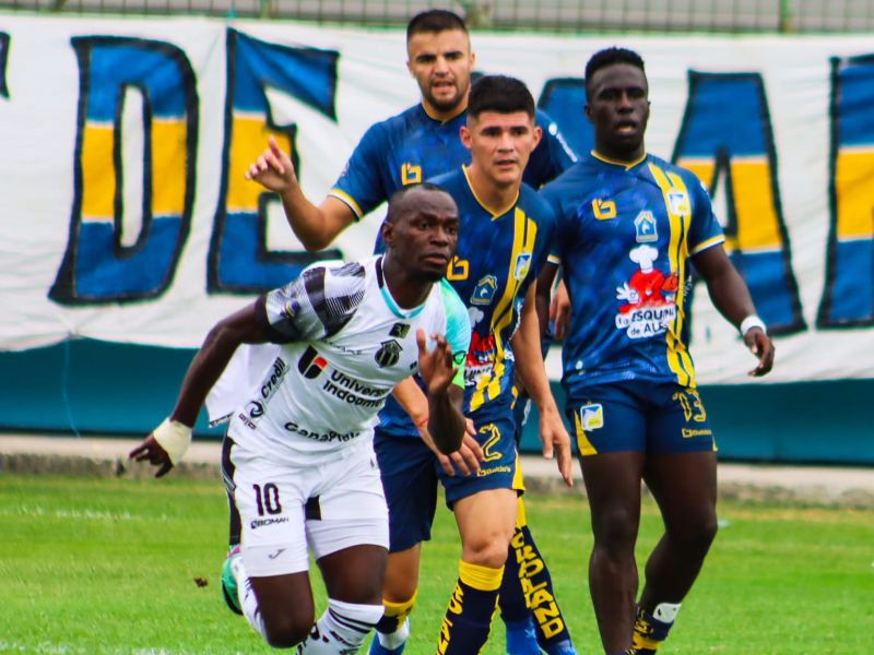 Duelo emocionante entre Delfín y Macará termina en empate 1-1