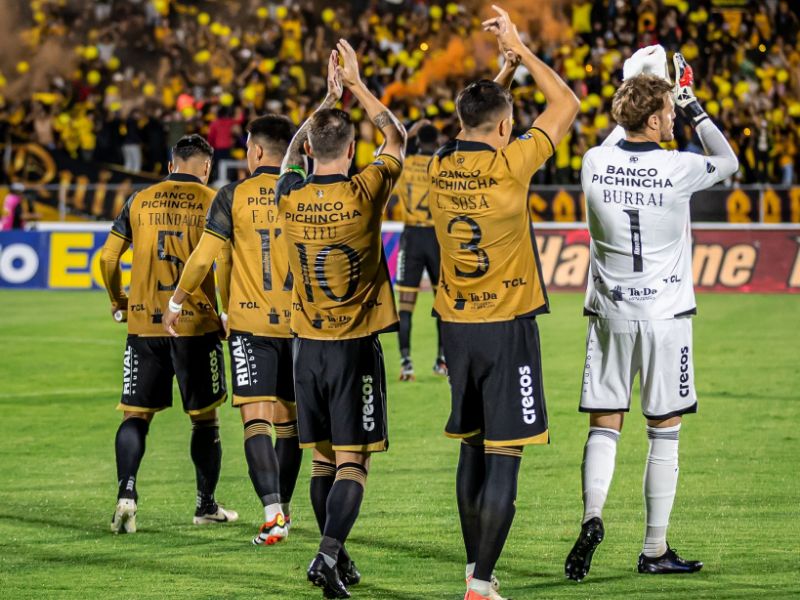 Barcelona se impone sobre Universidad Católica en último minuto