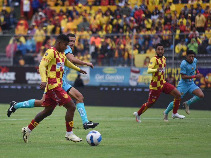 Aucas mantiene su liderato con una victoria de 2-0 sobre Libertad
