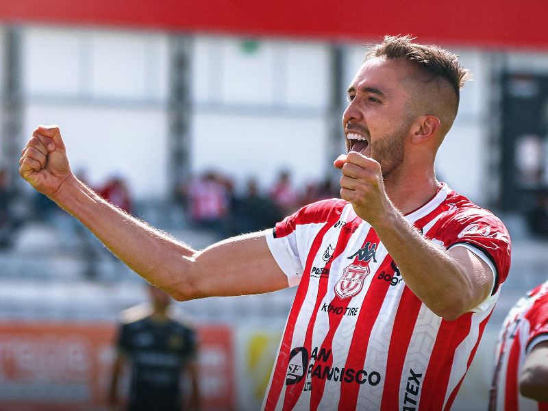 Técnico Universitario demuestra buen fútbol y golea a Deportivo Cuenca por 3 a 0