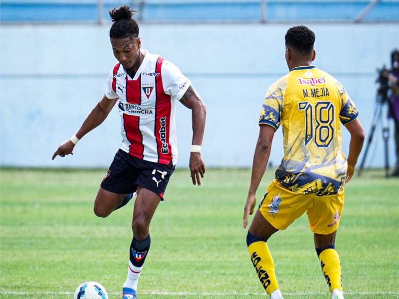 Delfín remonta y vence 3-2 a Liga de Quito en un duelo dramático
