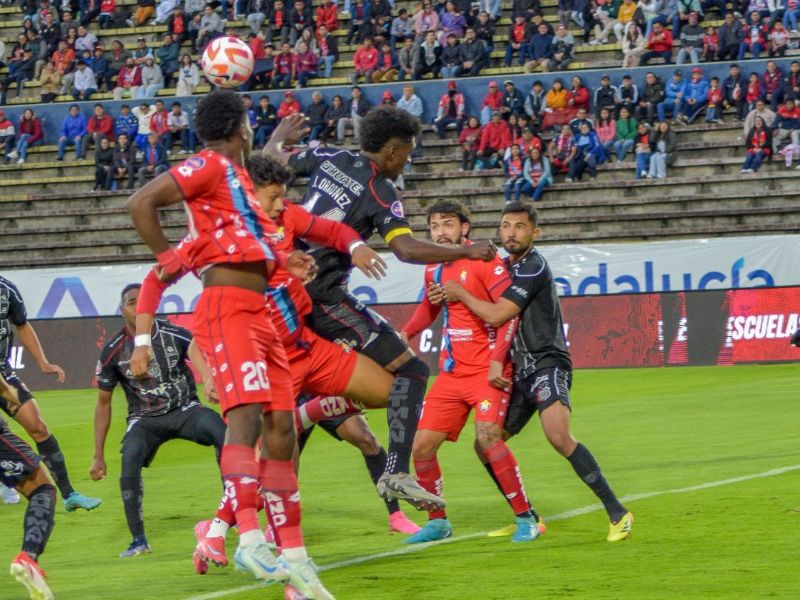 El Nacional y Técnico Universitario empatan en un partido sin goles
