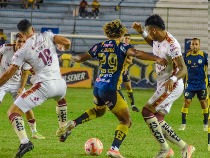 Delfín y Deportivo Cuenca se neutralizan en un empate sin goles