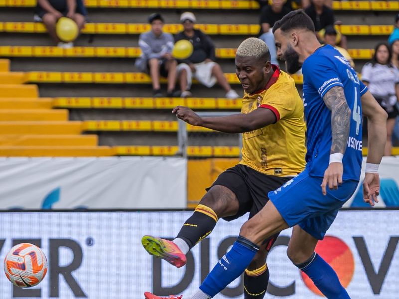 Barcelona rescata un empate agónico ante Universidad Católica