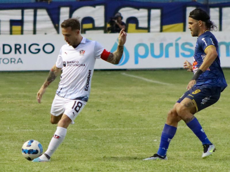 Empate sin goles en el duelo clave entre Delfín y Liga de Quito
