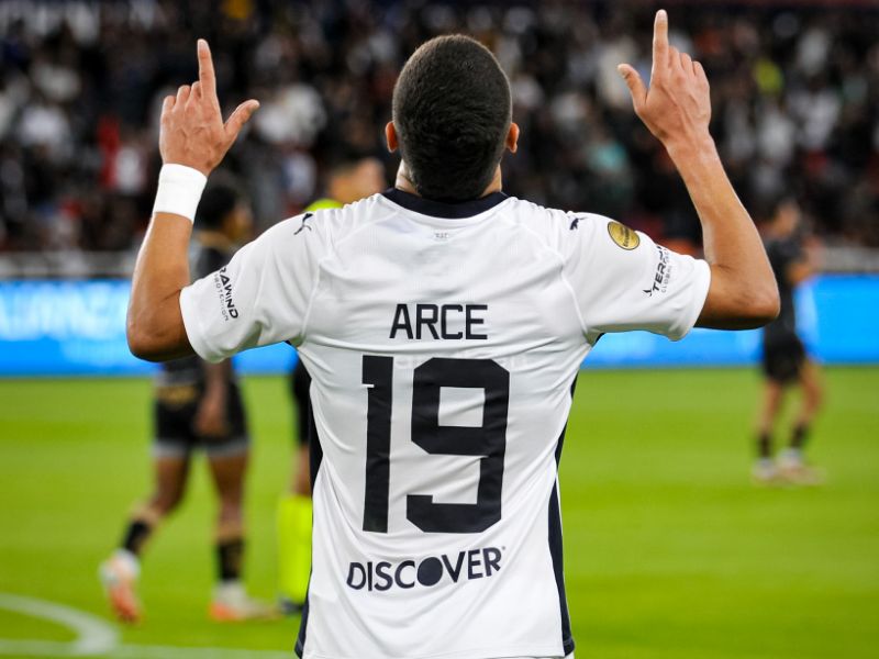 Liga de Quito triunfa sobre Delfín con goles de Alex Arce